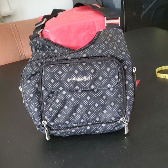 Baggallini Handbags - Baggallini Black and White Geometric Bag